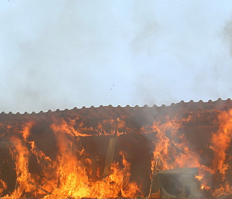 Сгоревшую крышу дома на Героев Революции починит мэрия