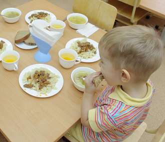 Детям в Новосибирске не хватает 80 рублей на дневное питание
