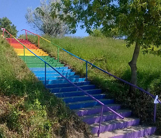 Лестница-радуга появилась на пляже в Новосибирске