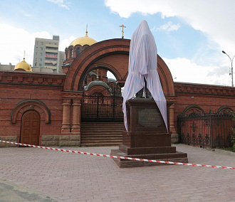 Разрушивший памятник царю вандал не объясняет причин своего поступка