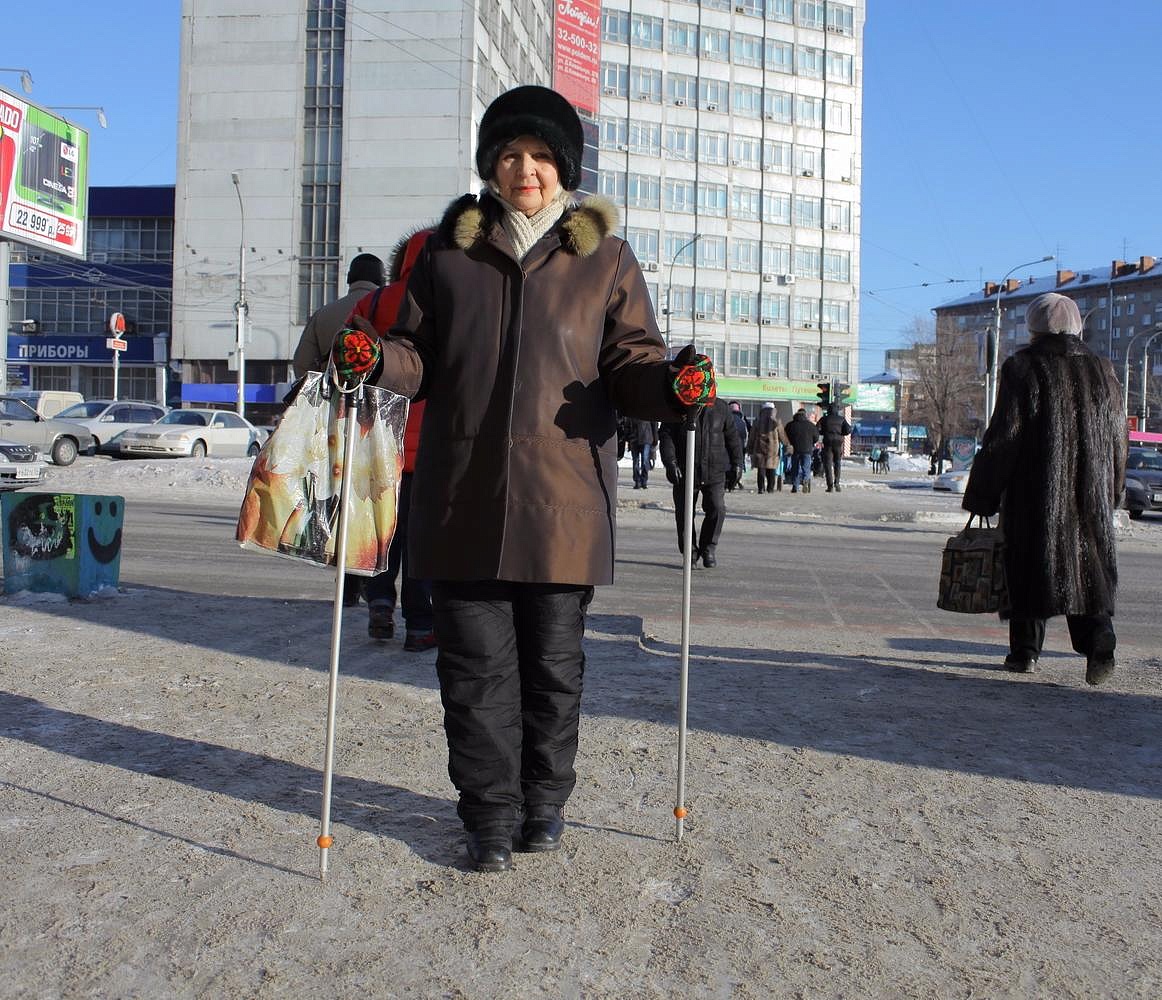 «Сломала сразу две руки»: новосибирцы жалуются на опасный косогор