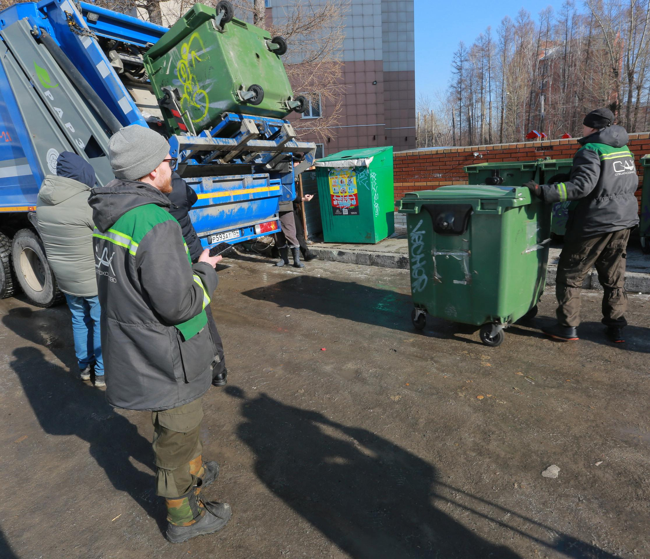 300 мусоровозов выйдут на работу в Новосибирске в майские праздники