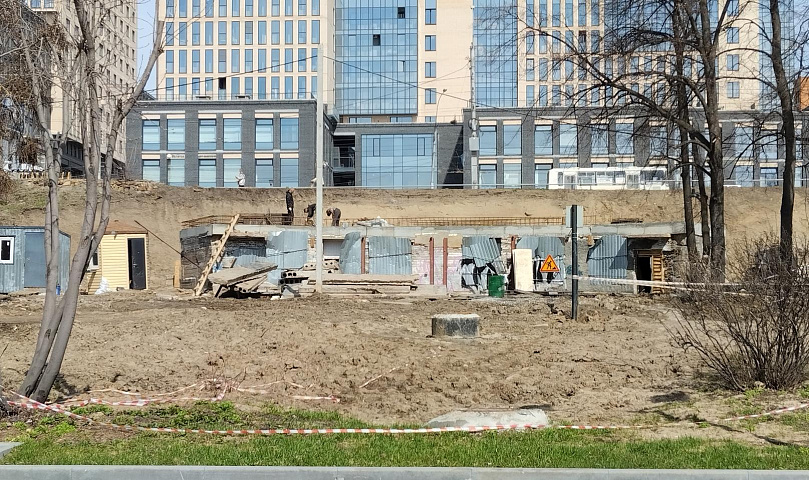 Туалет-долгострой демонтируют на Михайловской набережной в Новосибирске