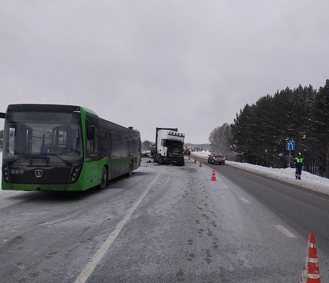 ДТП с маршруткой, автобусом и фурой случилось под Новосибирском
