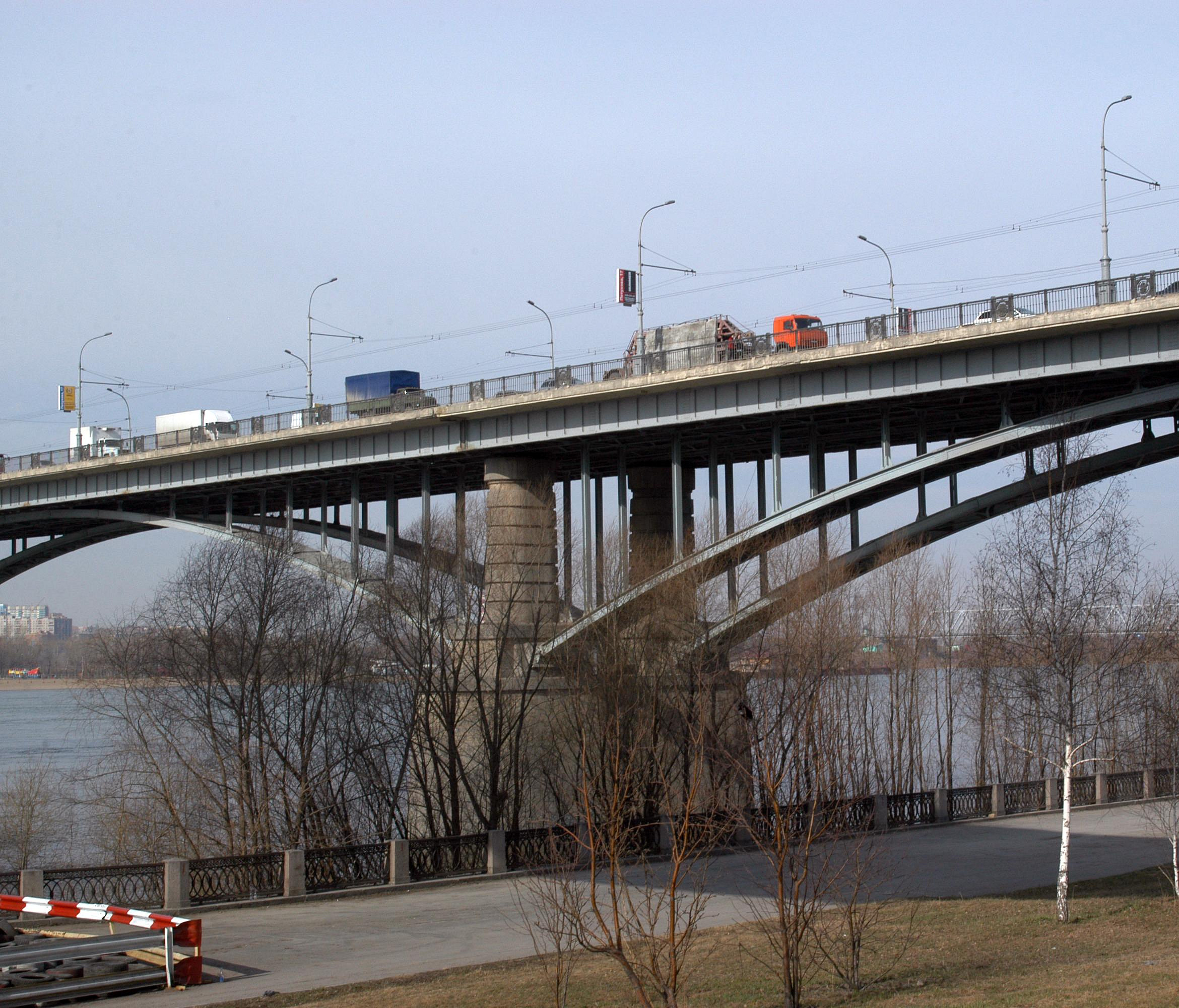 Грузовикам запретили въезжать на Октябрьский мост