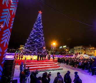 Главную ёлку и рождественский городок открыли на площади Ленина