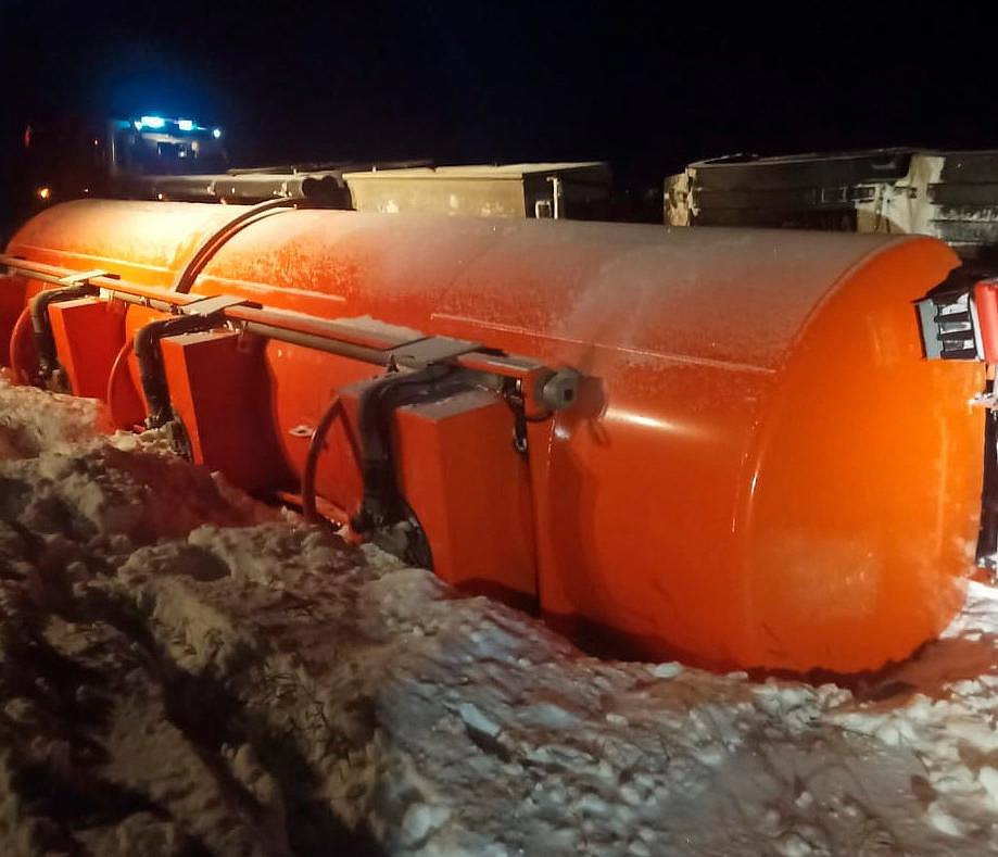 Бензовоз опрокинулся под Новосибирском — топливо разлилось по дороге