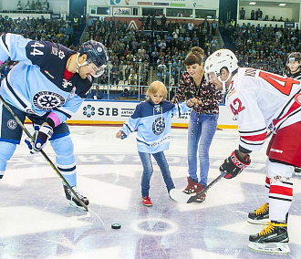 Хоккейная «Сибирь» собрала полмиллиона на протез для больного ребенка
