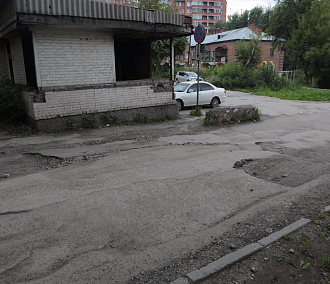 Дорогу в военном городке Новосибирска отремонтируют к 15 октября