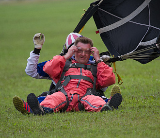 Мэр Анатолий Локоть прыгнул с парашютом во время авиашоу в Мочище
