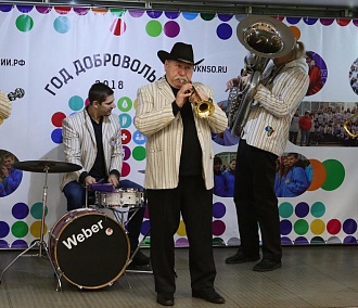 Подземный джаз: «Сибирский диксиленд» сыграл в метро Новосибирска