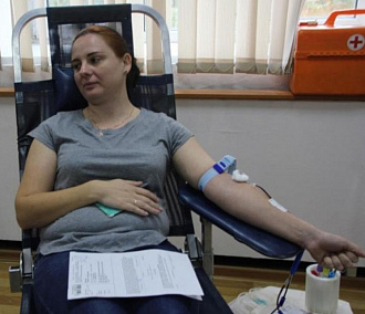 Спасатели МЧС сдали 25 литров крови для жертв ДТП в Новосибирске