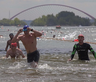Погода не помеха: 160 новосибирцев переплыли Обь под дождем