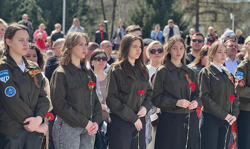 Сотни горожан возложили цветы к Монументу Славы в благодарность за Победу
