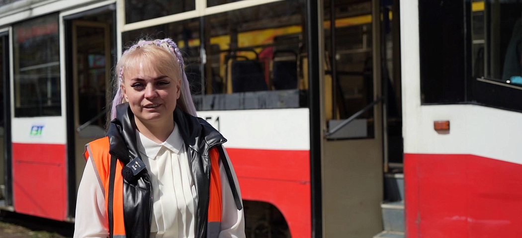 Работа мечты: потомственная водитель возит новосибирцев на трамвае