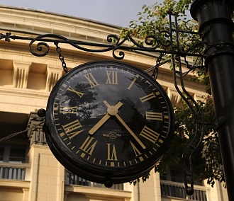 Возле оперного театра в Новосибирске установили большие чёрные часы