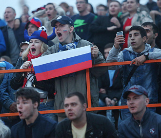 Болели под дождём: в Новосибирске открыли фан-зону ЧМ по футболу