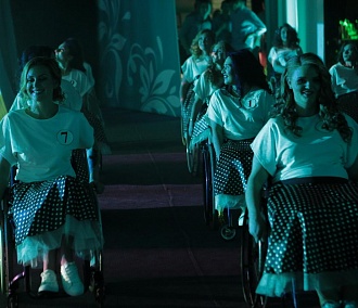 Девушки в инвалидных колясках устроили танцы на сцене «Глобуса»
