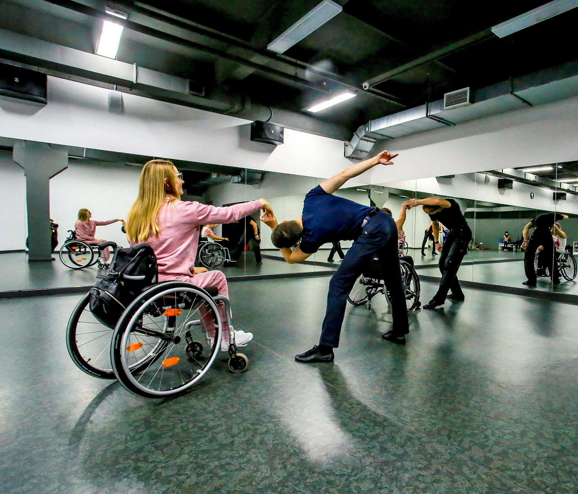 Танцевать на колясках научили новосибирцев педагоги из Санкт-Петербурга