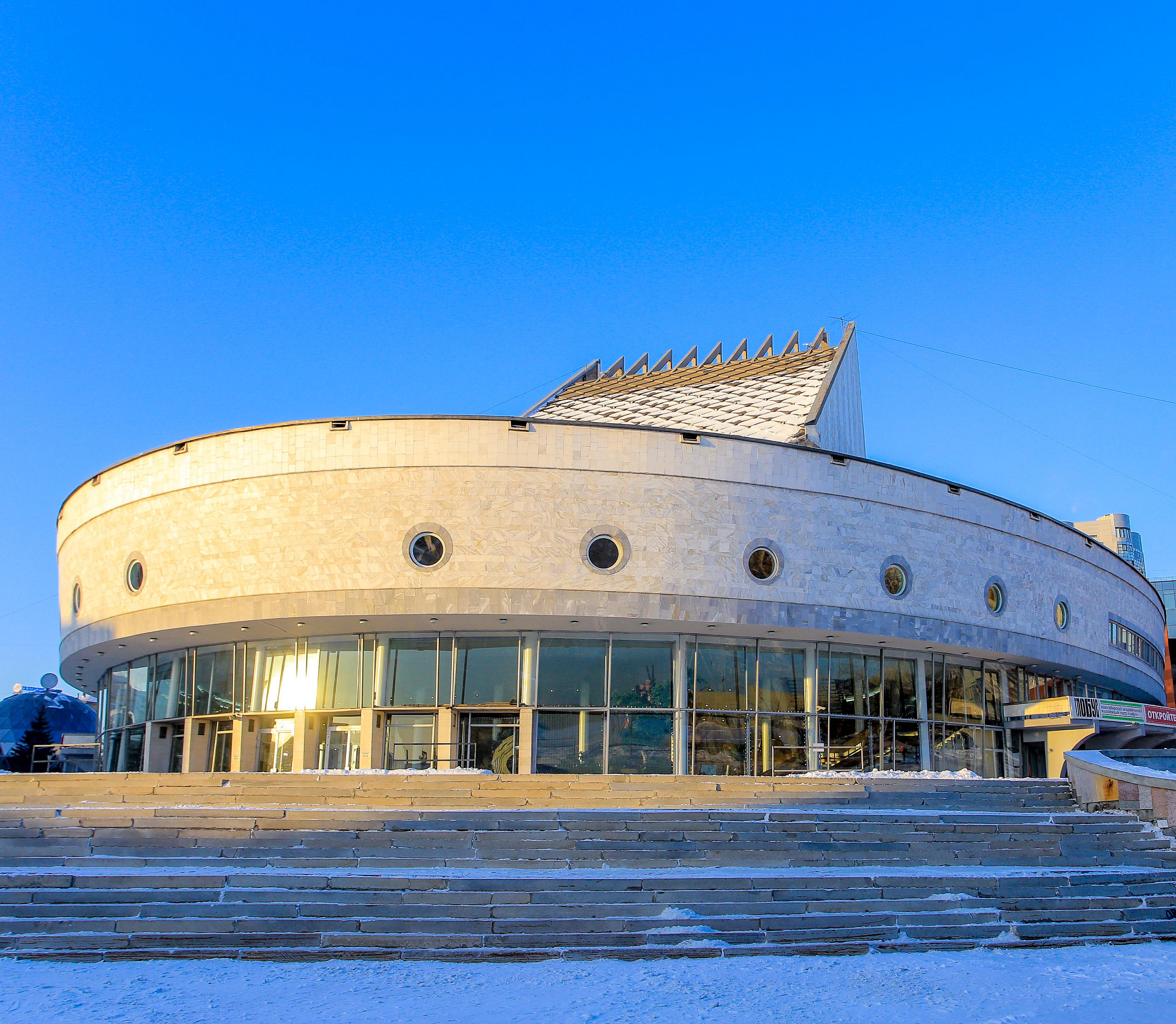 Театр «Глобус» ставит спектакли в школах в спальных районах Новосибирска