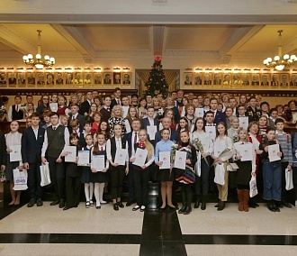 Школьники получили награды в большом зале мэрии Новосибирска