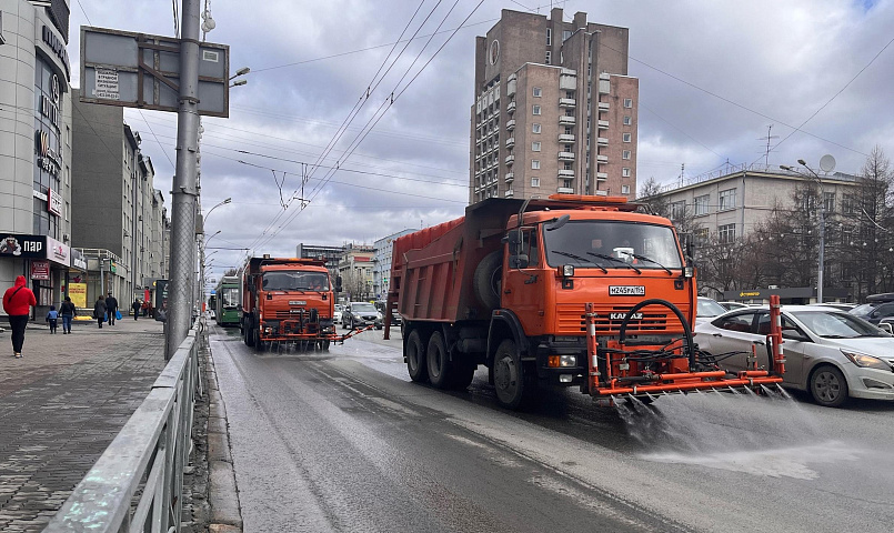 Центр Новосибирска отмывают ко Дню Победы больше 50 машин