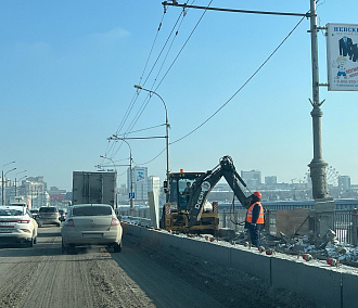 Клемешов поручил усилить ремонт на стоящем в пробках Октябрьском мосту