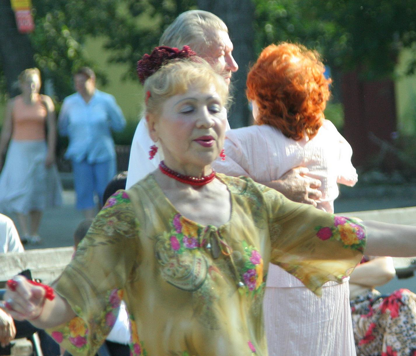 Уличные танцы под духовой оркестр возрождают в Новосибирске