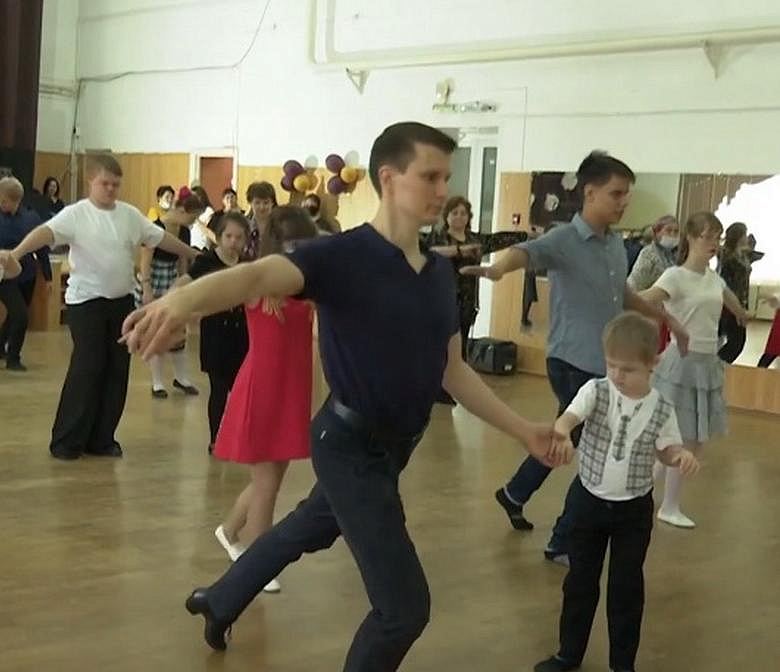 Детей с синдромом Дауна бесплатно учат танцам в Новосибирске