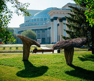 Победившая в конкурсе «Лэнд-арт Сибири» арка останется перед Оперным театром до зимы