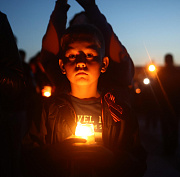 Свечи памяти принесли новосибирцы к Вечному огню на Монументе Славы