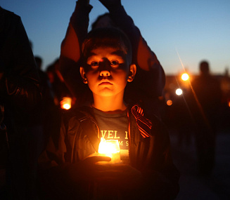 Свечи памяти принесли новосибирцы к Вечному огню на Монументе Славы