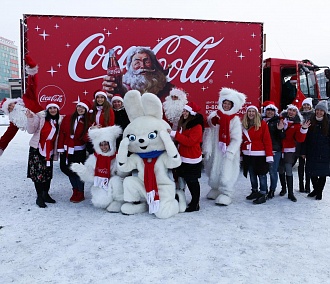 Рождественский караван Coca-Cola проехал по Новосибирску