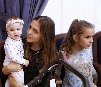Девять многодетных мам наградили в мэрии Новосибирска