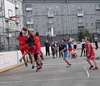 Хрупкие девушки потеснили парней на баскетбольной площадке в Новосибирске
