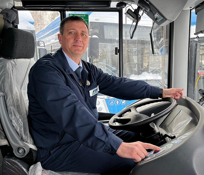 «Знаю пассажиров в лицо»: один день с водителем троллейбуса №23