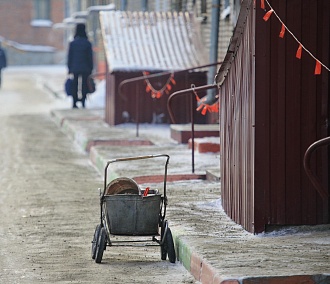 Вмёрзшие в сугробы машины мешают уборке дворов в Новосибирске
