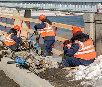 70 человек ежедневно работали в марте на Октябрьском мосту