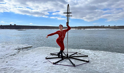 Новосибирская гимнастка эффектно станцевала на проплывающей по Оби льдине