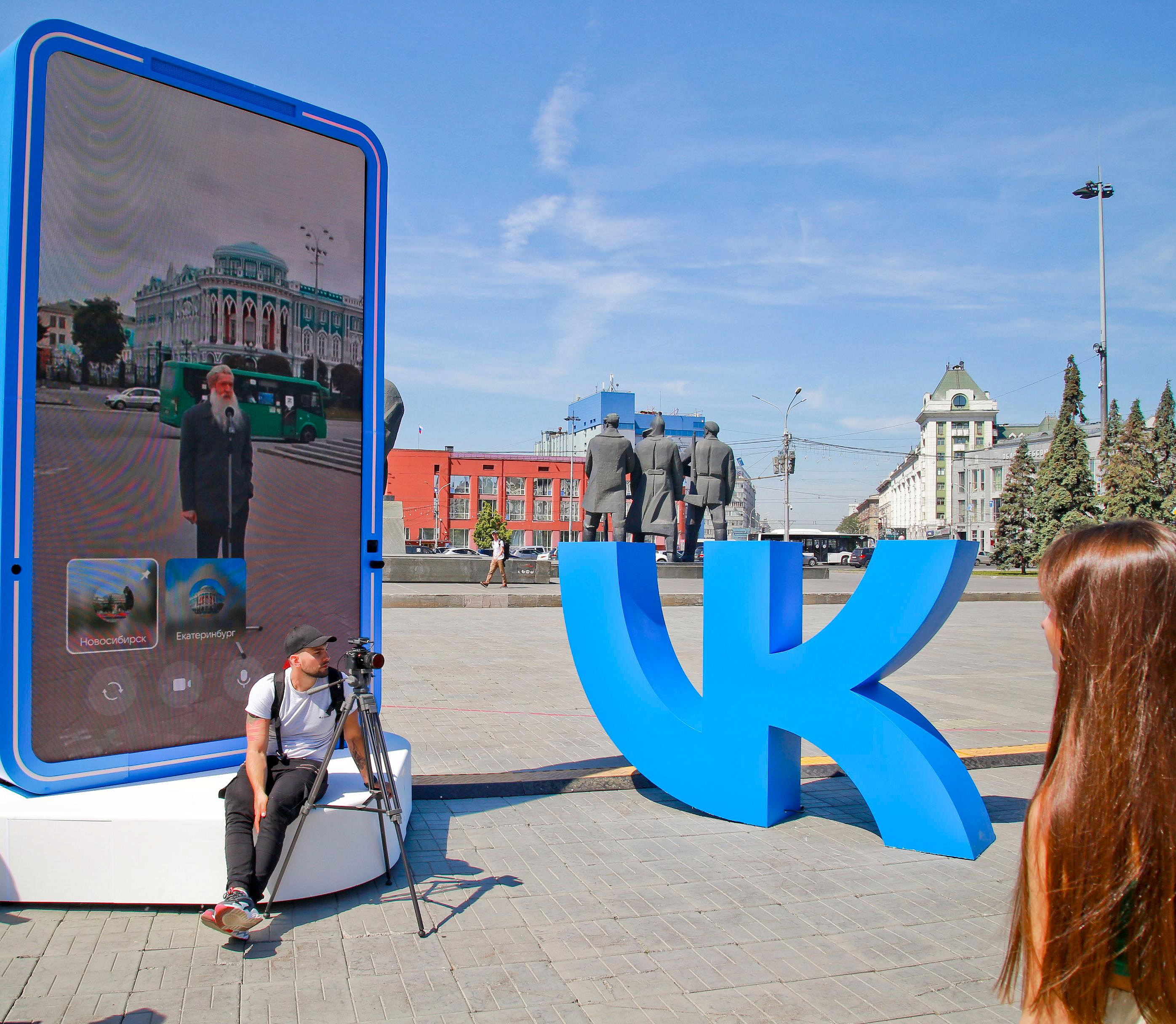 Громадный смартфон для стендапов установили в центре Новосибирска
