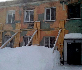 Жильцы «дома на костылях» в Новосибирске отказываются переезжать в маневренный фонд