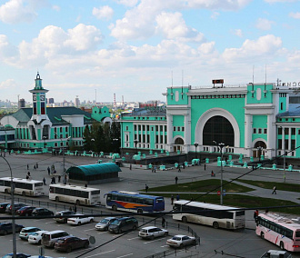 Пенсионерка призналась в любви с табло вокзала Новосибирск-Главный