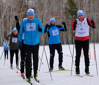 Губернатор Травников пробежал 2024 метра на «Лыжне России» в Новосибирске