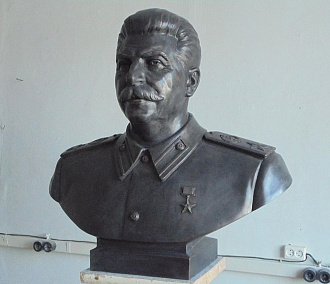 Бюст Сталина из стеклокомпозита отлил новосибирский скульптор
