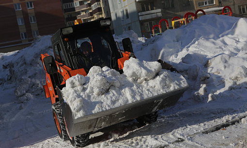 Клемешова возмутила трёхэтажная куча снега у пятиэтажки в Новосибирске